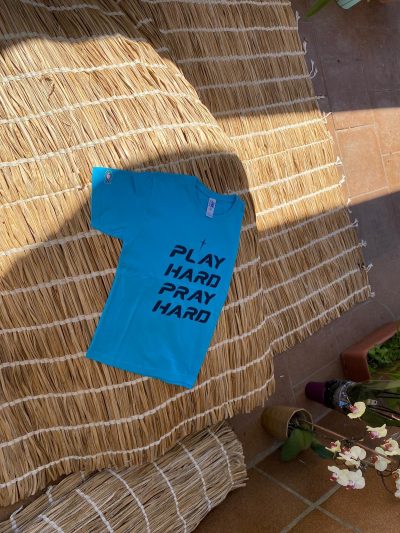 4e833409 719d 4b07 ad5d 50dba6bf7518 T-shirt “Play hard, pray hard”