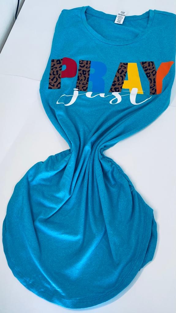 f9a704fe-6447-4c35-84f3-92060a94cf66 f9a704fe 6447 4c35 84f3 92060a94cf66 T-shirt “Just Pray” versión azul