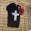 img 3980 T-shirt cruz “Fear not for Jesus the lion of Judah has triumphed” cuello en pico