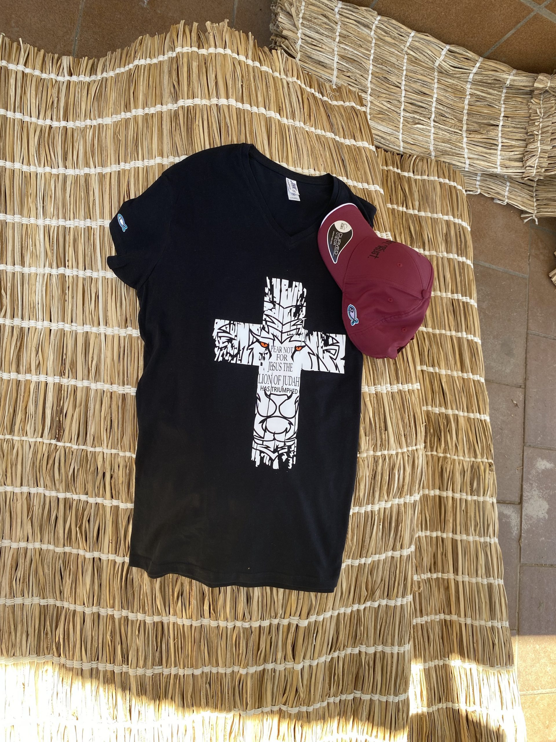 img_3980 img 3980 scaled T-shirt cruz “Fear not for Jesus the lion of Judah has triumphed” cuello en pico