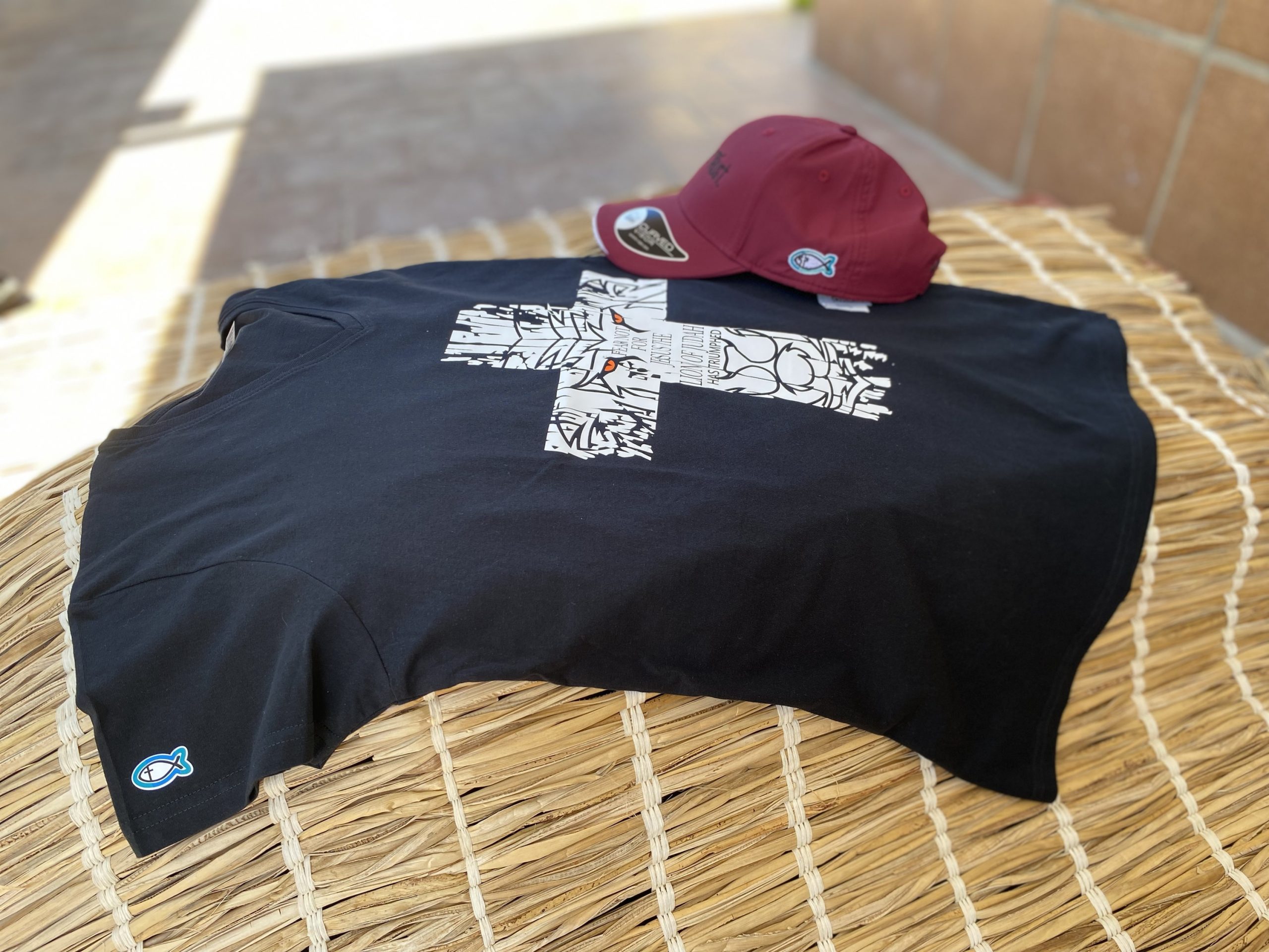 img_3985 img 3985 scaled T-shirt cruz “Fear not for Jesus the lion of Judah has triumphed” cuello en pico