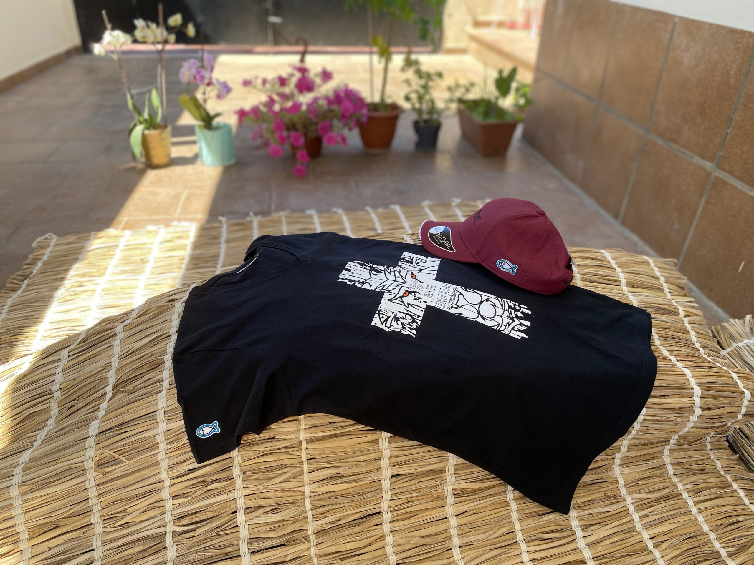 img_3987 img 3987 scaled T-shirt cruz “Fear not for Jesus the lion of Judah has triumphed” cuello en pico
