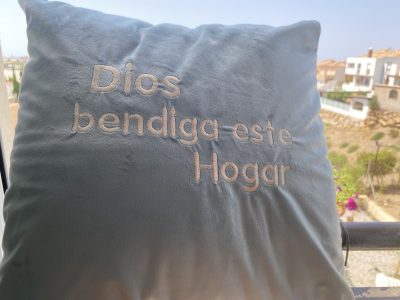 img 4222 Cojín “Dios bendiga este hogar”terciopelo