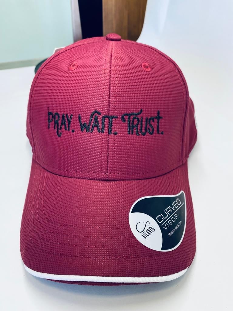img_6396 img 6396 Gorra “Pray. Wait. Trust.” (sostenible)
