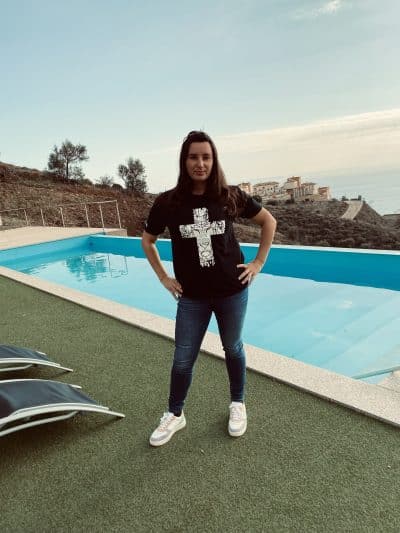 img 6750 T-SHIRT NEGRA CON CRUZ BLANCA “FEAR NOT FOR JESUS, THE LION OF JUDAH HAS TRIUMPHED”, cuello redondo