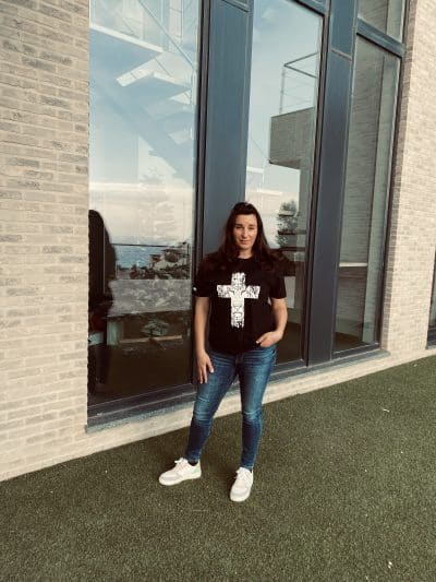 img 6752 T-SHIRT NEGRA CON CRUZ BLANCA “FEAR NOT FOR JESUS, THE LION OF JUDAH HAS TRIUMPHED”, cuello redondo