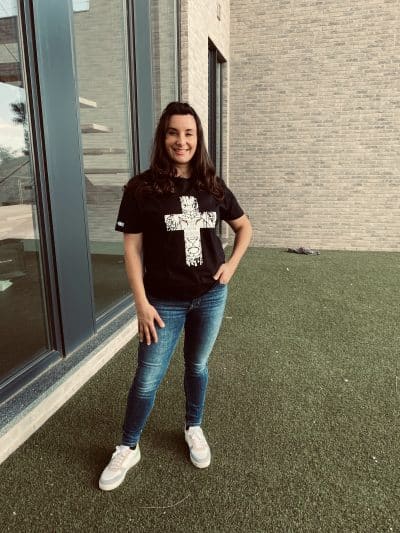 img 6753 T-SHIRT NEGRA CON CRUZ BLANCA “FEAR NOT FOR JESUS, THE LION OF JUDAH HAS TRIUMPHED”, cuello redondo