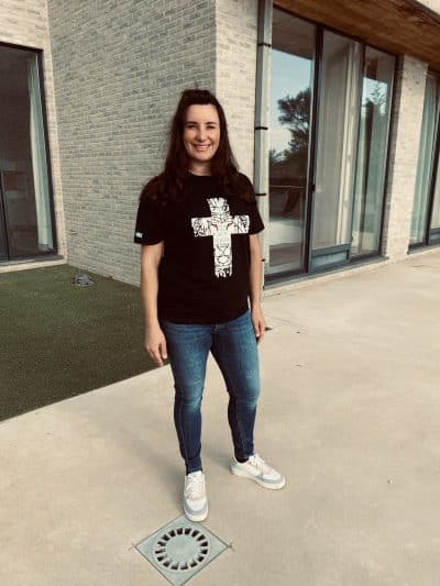img 6756 T-SHIRT NEGRA CON CRUZ BLANCA “FEAR NOT FOR JESUS, THE LION OF JUDAH HAS TRIUMPHED”, cuello redondo