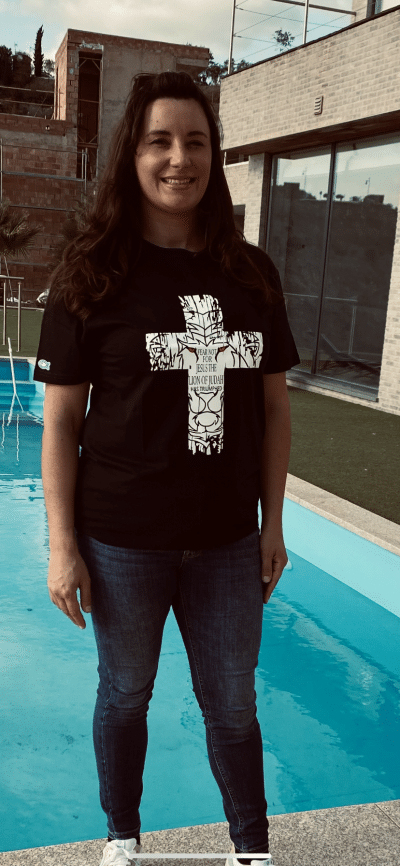 img 6779 T-SHIRT NEGRA CON CRUZ BLANCA “FEAR NOT FOR JESUS, THE LION OF JUDAH HAS TRIUMPHED”, cuello redondo