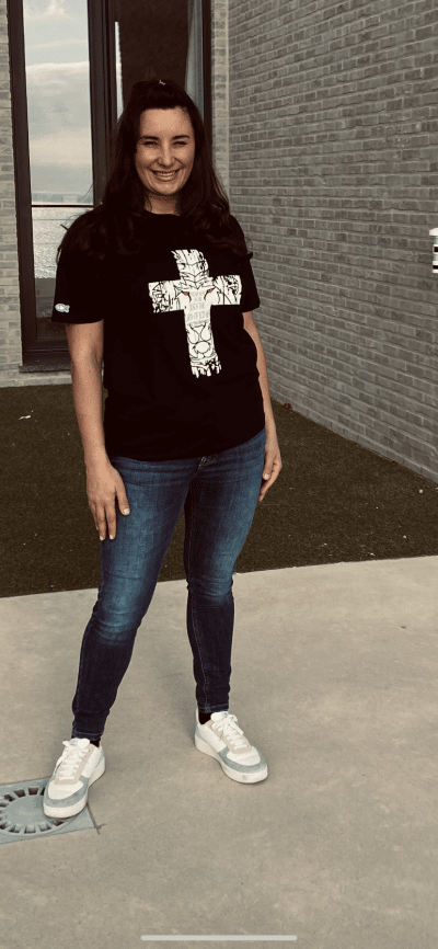 img 6780 T-SHIRT NEGRA CON CRUZ BLANCA “FEAR NOT FOR JESUS, THE LION OF JUDAH HAS TRIUMPHED”, cuello redondo