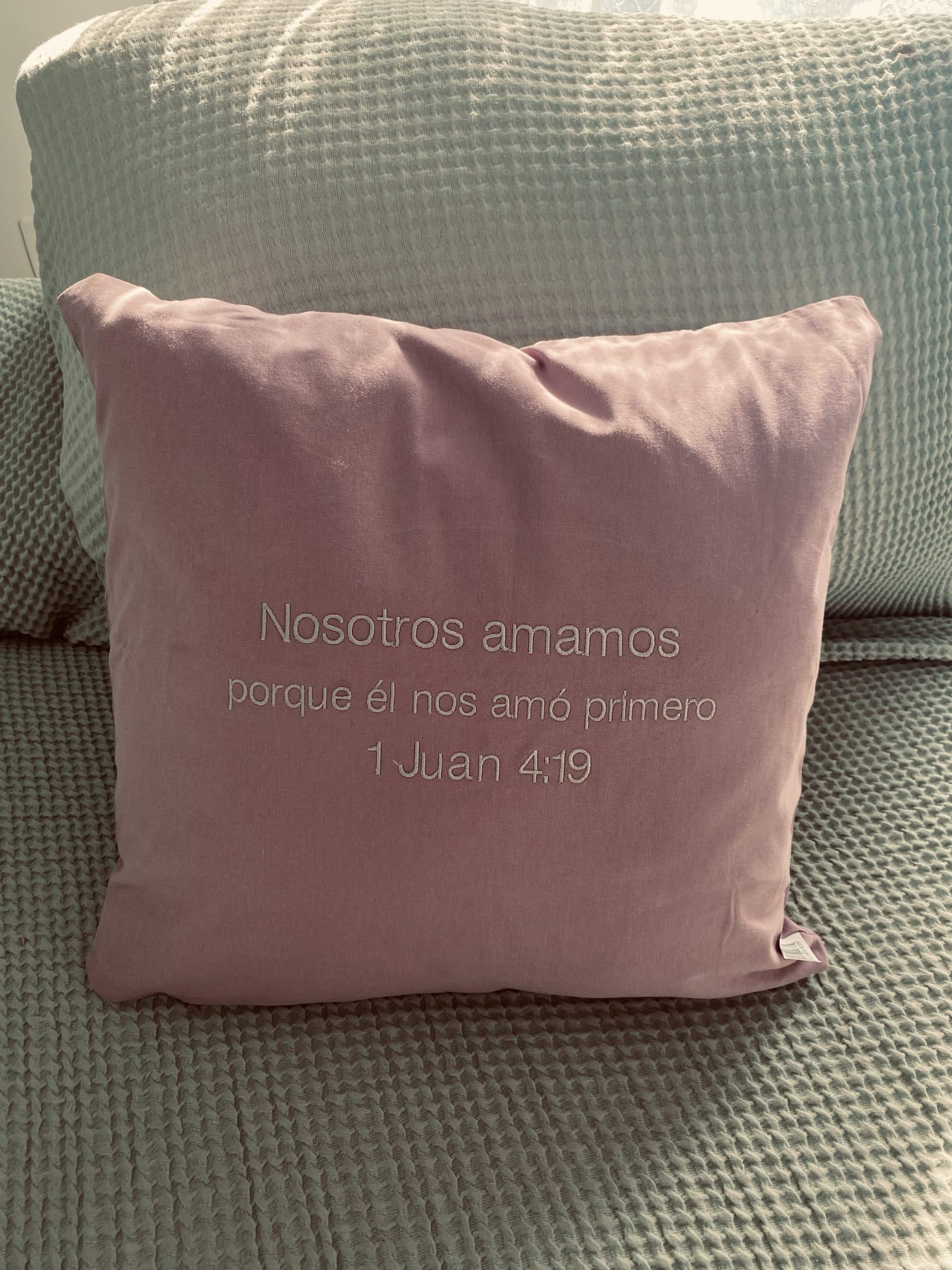 img_6848 img 6848 scaled Cojín “NOSOTROS AMAMOS PORQUE ÉL NOS AMÓ PRIMERO “ I Juan 4:19