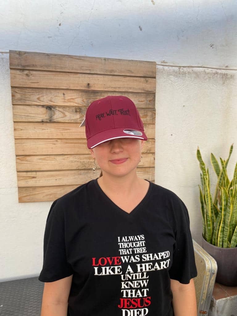 c3607e3c-51c5-43f3-a2eb-31c36e98342c c3607e3c 51c5 43f3 a2eb 31c36e98342c Gorra “Pray. Wait. Trust.” (sostenible)