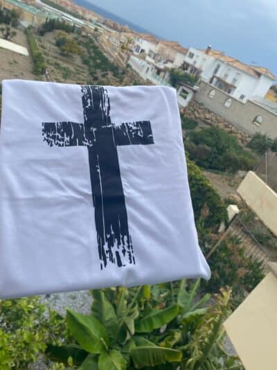 9da28b5d 287c 4b47 9e87 e8168cf5f5dd Camiseta con Cruz