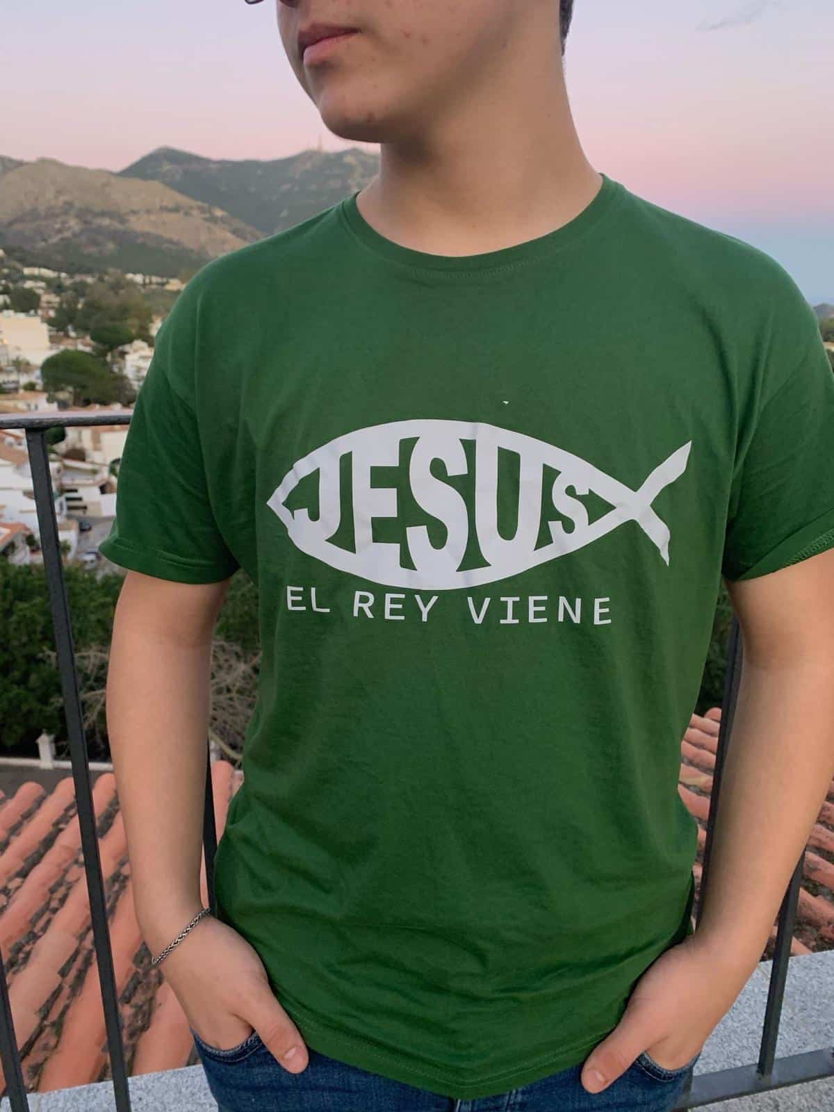 d1fb7268-9470-4b01-a67a-086b636aac64 d1fb7268 9470 4b01 a67a 086b636aac64 Camiseta “Jesús el rey viene”