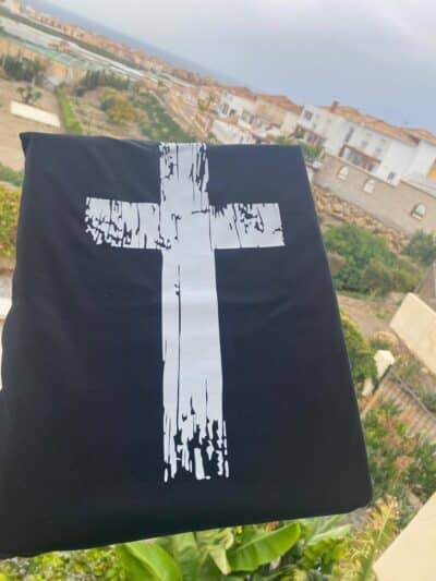 e1eb5726 dd26 4980 bb1f 301a4c015aa3 Camiseta con Cruz