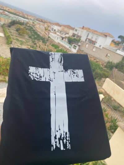 e8b9fbd9 0d93 4873 a641 300da5b1a043 Camiseta con Cruz