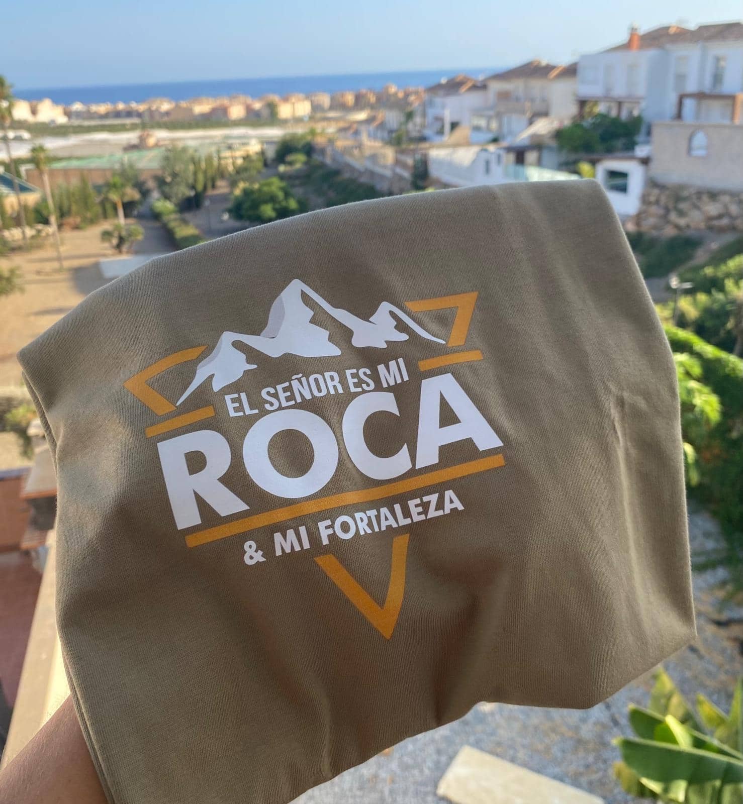 ebf62c7c-0281-4121-9ae3-ed03503ff53d-1 ebf62c7c 0281 4121 9ae3 ed03503ff53d 1 Camiseta “El Señor es mi ROCA & mi fortaleza”